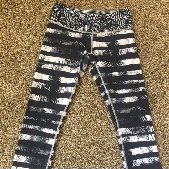 •{Lululemon} Wunder Under Crop - Shady Palms• - Picture 2 of 4